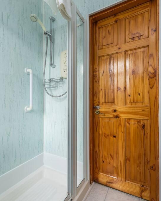 Beautiful 2 Bedroom Flat In Apartment
