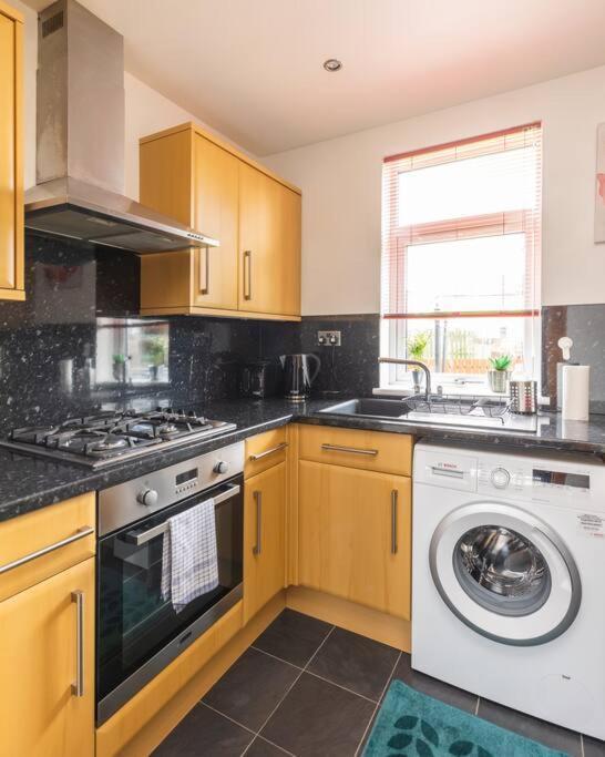 Beautiful 2 Bedroom Flat In Apartment EDI