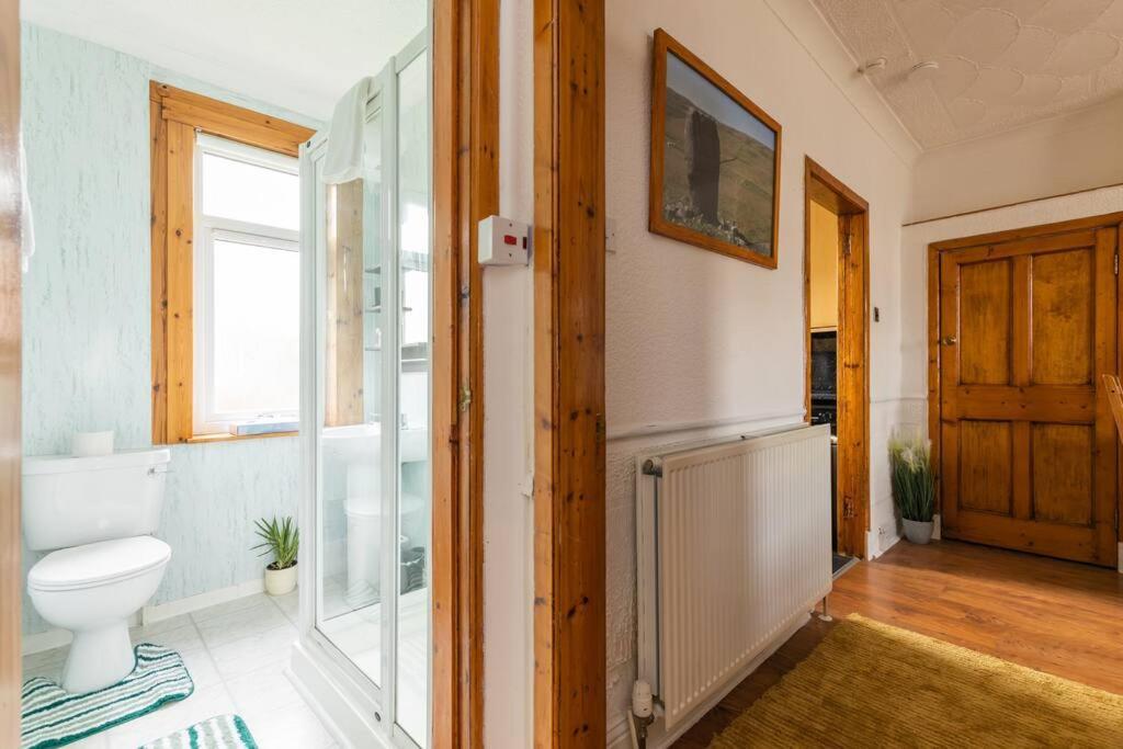 Beautiful 2 Bedroom Flat In Apartment EDI