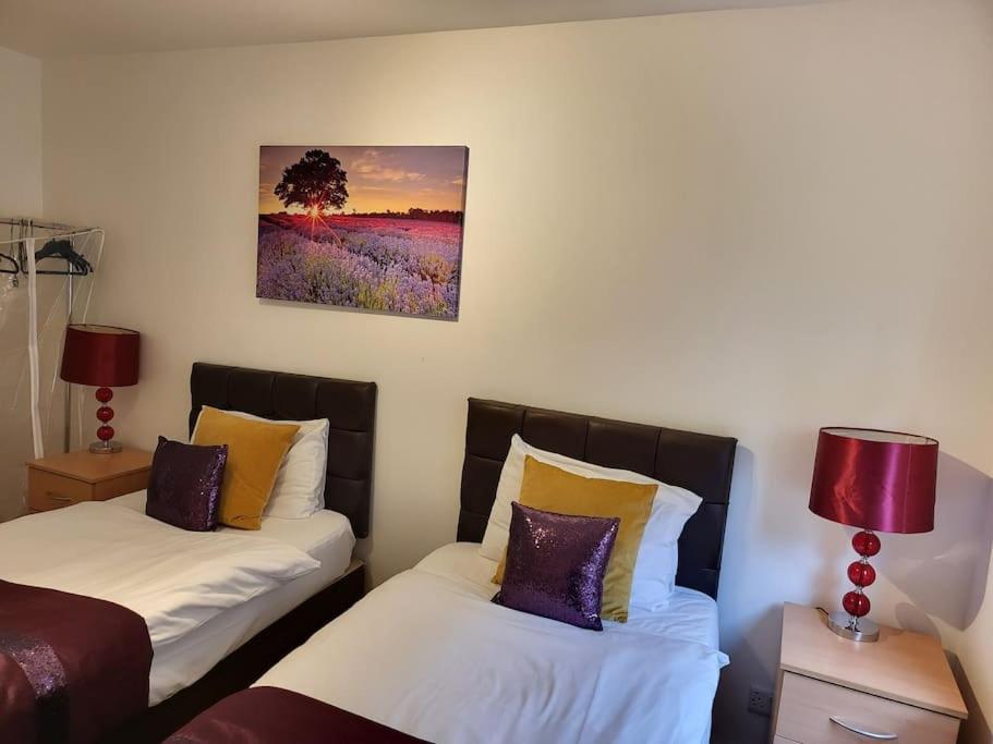 Sleeps 6 On Separate Beds, 4 Smart Tvs, Netflix Apartment