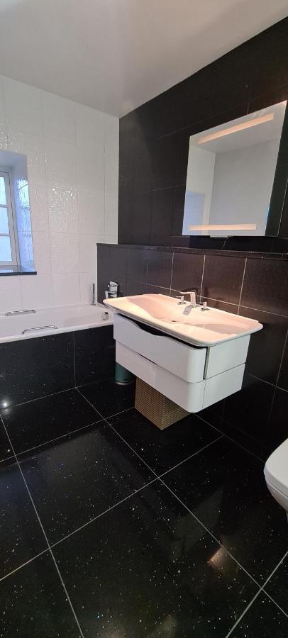 Pass The Keys Spacious 3beds Flat Near Centre - Free Parking Apartment