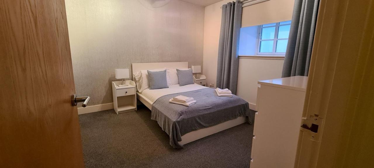 Pass The Keys Spacious 3beds Flat Near Centre - Free Parking Apartment *