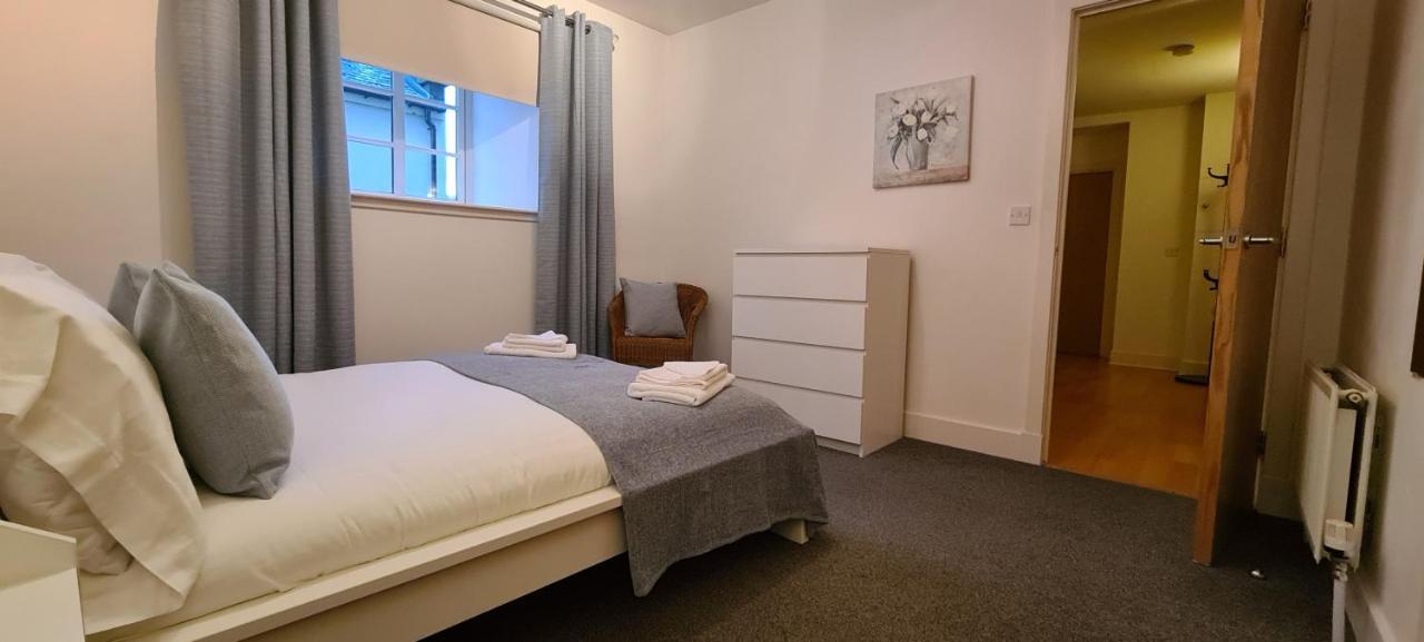 Pass The Keys Spacious 3beds Flat Near Centre - Free Parking Apartment *