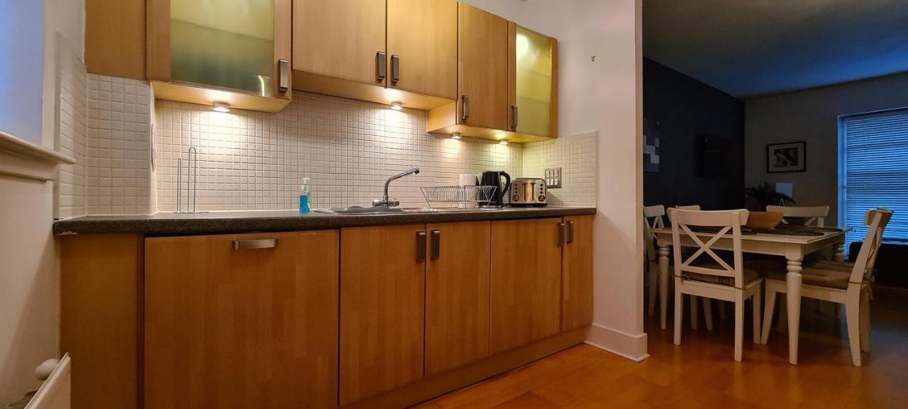 Pass The Keys Spacious 3beds Flat Near Centre - Free Parking Apartment