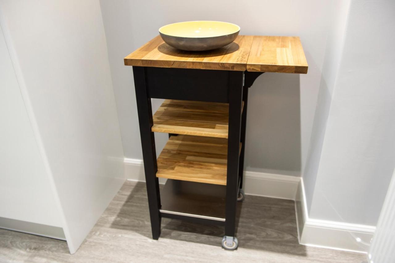 Sleeps 6 Free Parking Apartment
