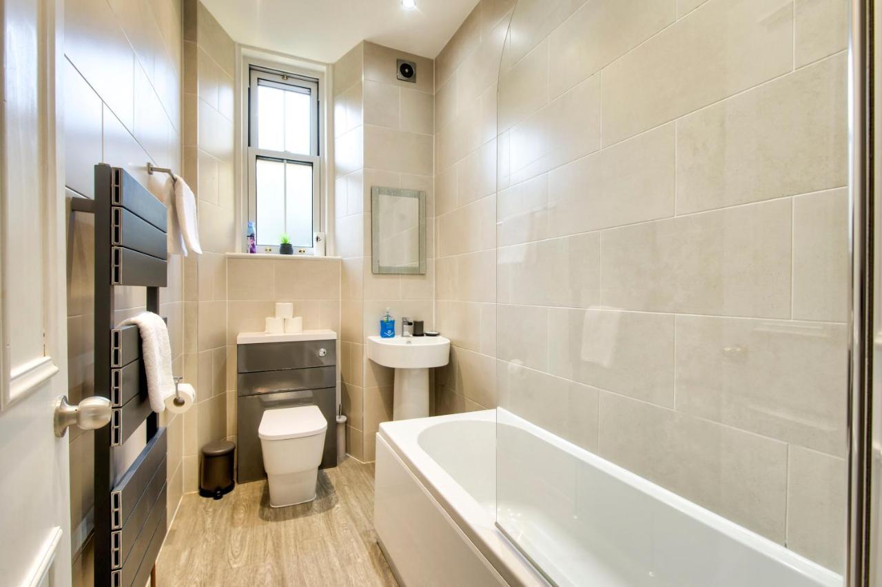 Sleeps 6 Free Parking Apartment