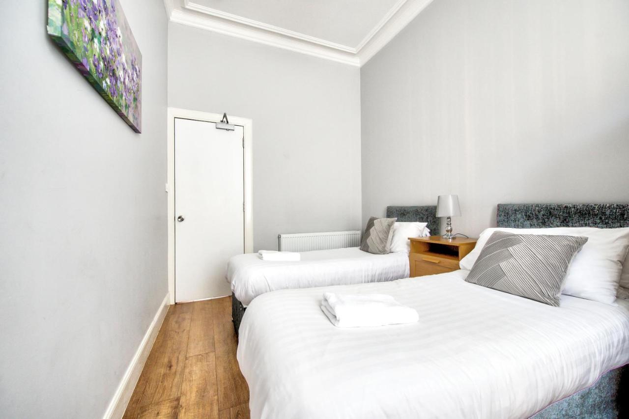 Sleeps 6 Free Parking Apartment