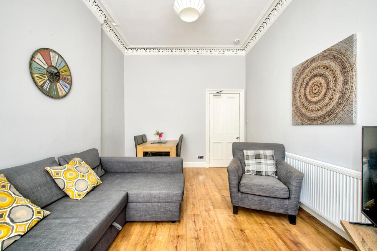 Sleeps 6 Free Parking Apartment *