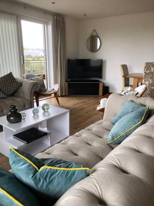 Stunning 3 Large Bedrooms 2 Bathrooms In Harbour Apartment EDI