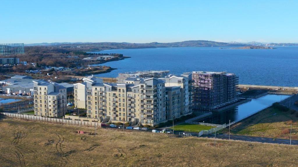Apartment Stunning 3 Large Bedrooms 2 Bathrooms In Harbour EDI