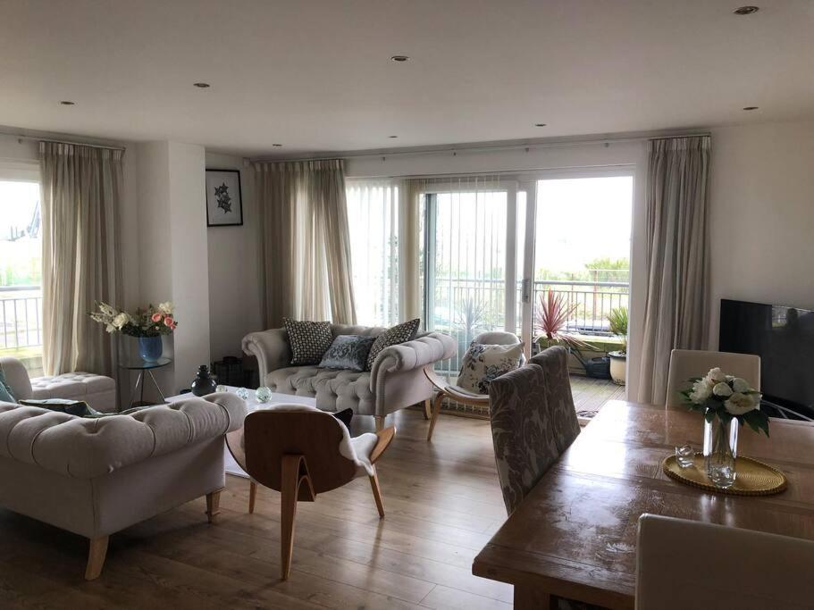 Apartment Stunning 3 Large Bedrooms 2 Bathrooms In Harbour EDI