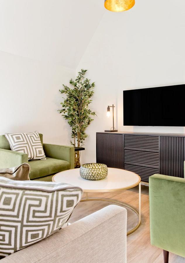 Newly Reno'd 2 Bed With Free Parking Apartment