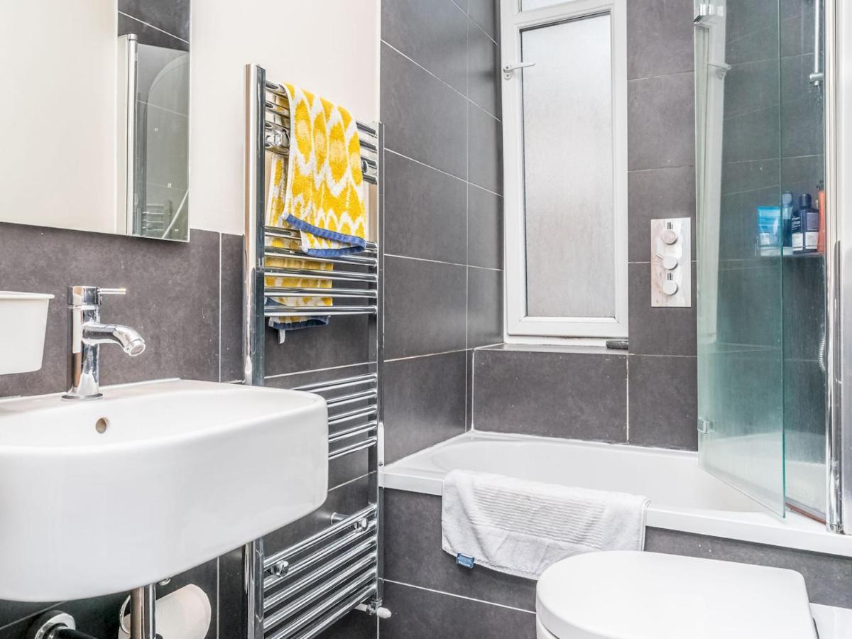 Pass The Keys Stunning And Modern 1 Bed Flat Near Centre *