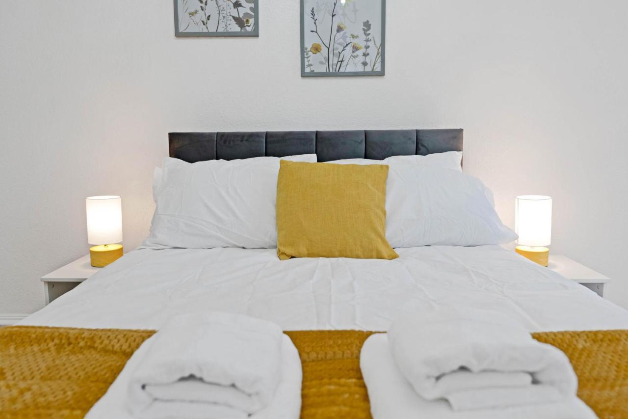 Wonderful & Comfy 2 Bedroom - Close To Centre - Free Parking Apartment *
