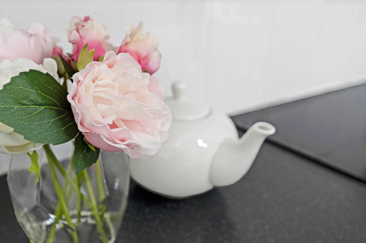 Wonderful & Comfy 2 Bedroom - Close To Centre - Free Parking Apartment