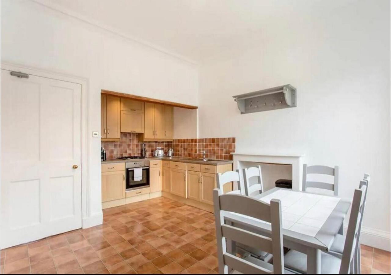 Modern, Bright & Spacious 3 Bedroom In The Heart Of The Centre - Double Beds - Sleeps Up To 6 Guests Apartment *