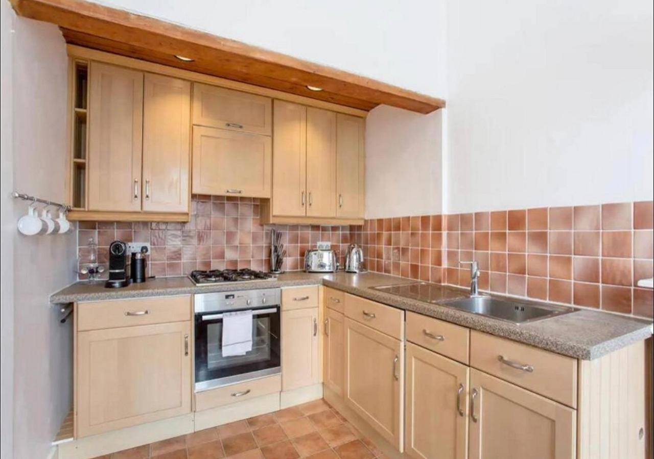 Modern, Bright & Spacious 3 Bedroom In The Heart Of The Centre - Double Beds - Sleeps Up To 6 Guests * EDI