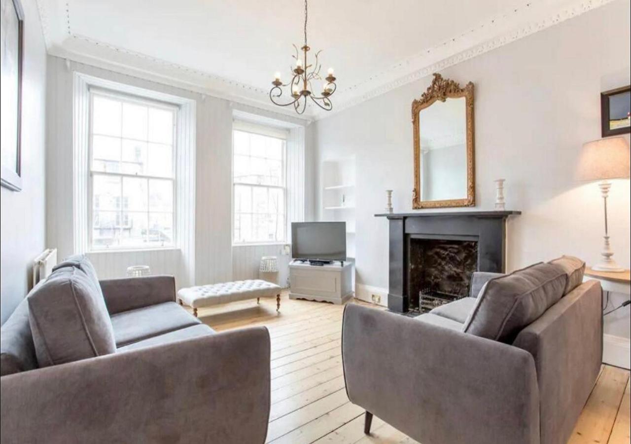 Modern, Bright & Spacious 3 Bedroom In The Heart Of The Centre - Double Beds - Sleeps Up To 6 Guests Apartment *