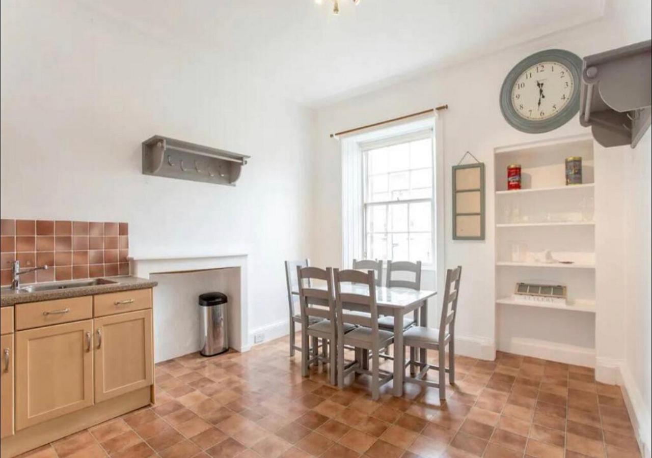 Apartment Modern, Bright & Spacious 3 Bedroom In The Heart Of The Centre - Double Beds - Sleeps Up To 6 Guests