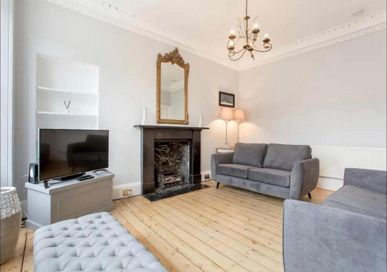 Modern, Bright & Spacious 3 Bedroom In The Heart Of The Centre - Double Beds - Sleeps Up To 6 Guests *