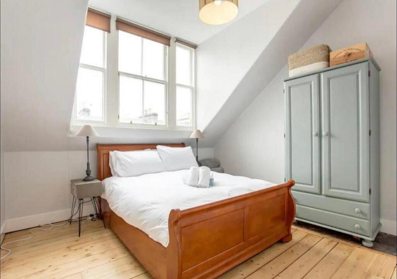 Apartment Modern, Bright & Spacious 3 Bedroom In The Heart Of The Centre - Double Beds - Sleeps Up To 6 Guests *