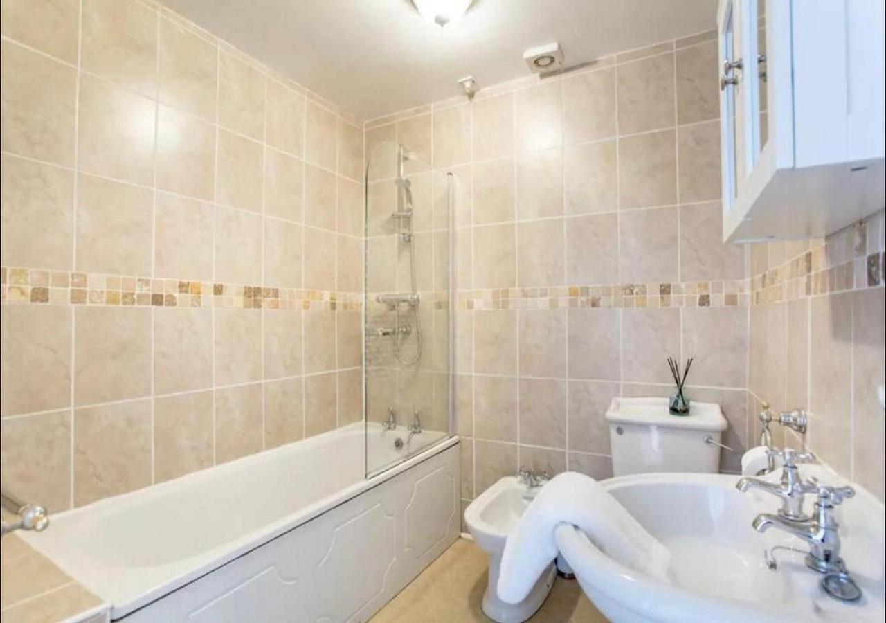 Apartment Modern, Bright & Spacious 3 Bedroom In The Heart Of The Centre - Double Beds - Sleeps Up To 6 Guests