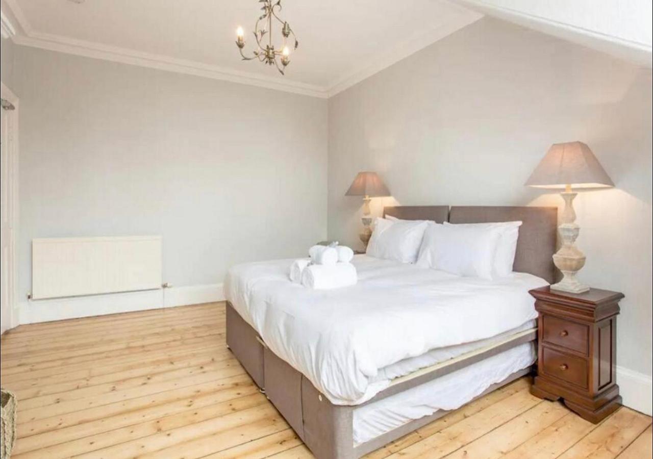 Modern, Bright & Spacious 3 Bedroom In The Heart Of The Centre - Double Beds - Sleeps Up To 6 Guests * EDI