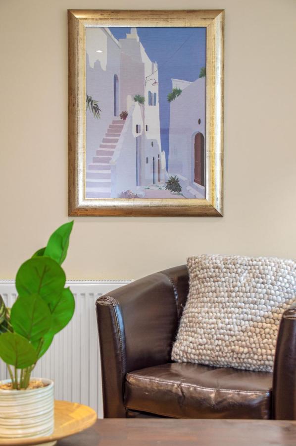 Stylish & Modern 2 Bedroom Ground Floor Close To Centre In Stunning Converted Church - Near Haymarket Train Station - Sleeps Up To 5 Guests *