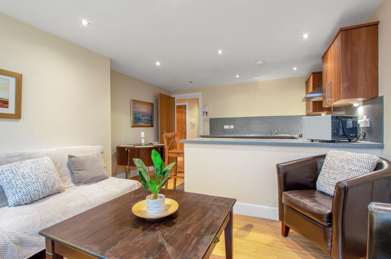 Stylish & Modern 2 Bedroom Ground Floor Close To Centre In Stunning Converted Church - Near Haymarket Train Station - Sleeps Up To 5 Guests Apartment *