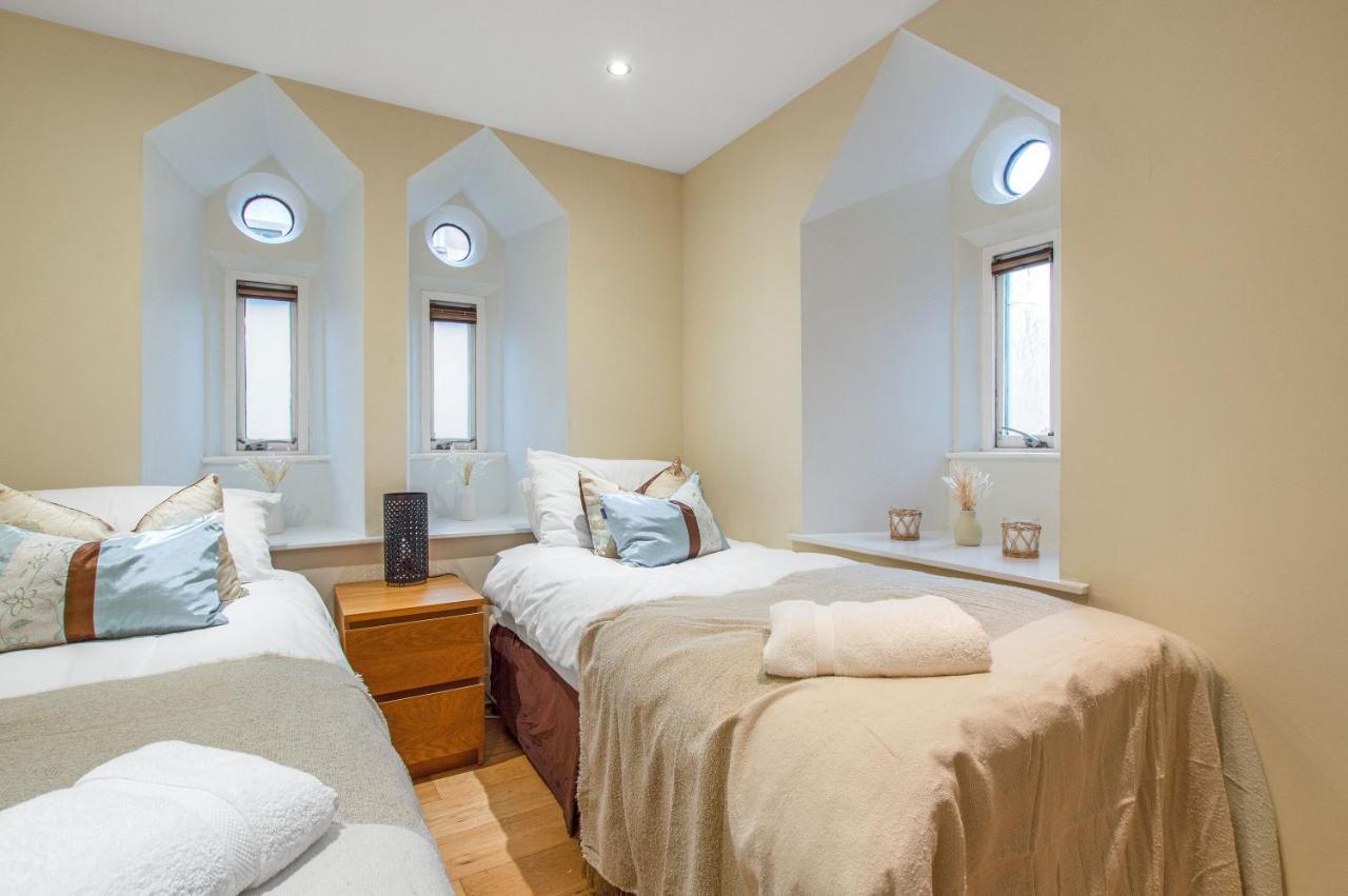 Stylish & Modern 2 Bedroom Ground Floor Close To Centre In Stunning Converted Church - Near Haymarket Train Station - Sleeps Up To 5 Guests * EDI