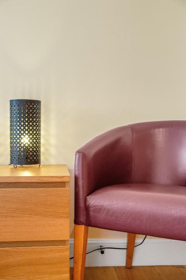 Stylish & Modern 2 Bedroom Ground Floor Close To Centre In Stunning Converted Church - Near Haymarket Train Station - Sleeps Up To 5 Guests Apartment EDI
