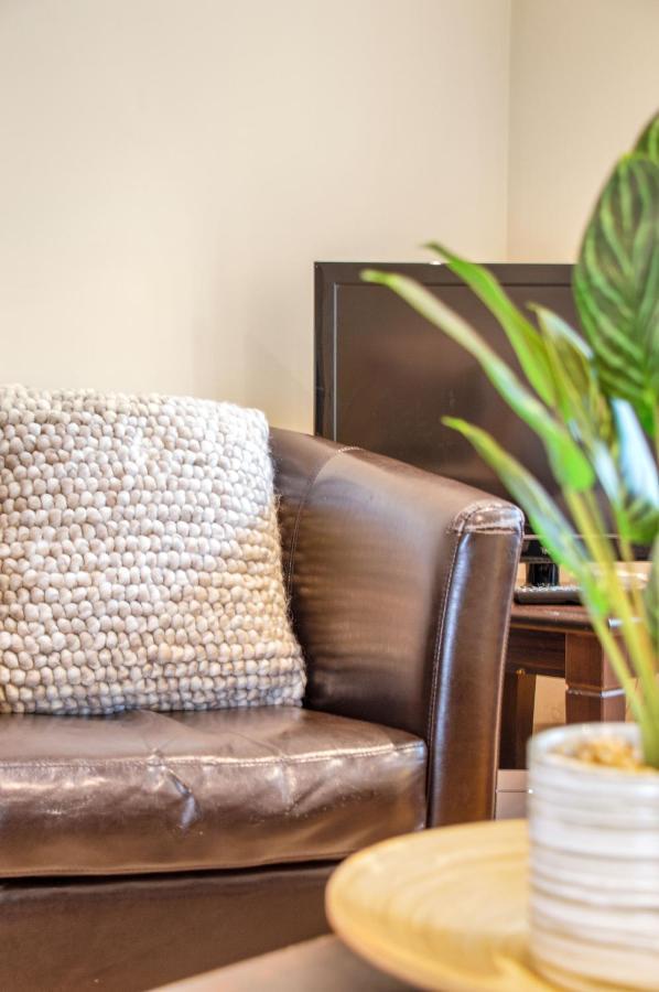 Apartment Stylish & Modern 2 Bedroom Ground Floor Close To Centre In Stunning Converted Church - Near Haymarket Train Station - Sleeps Up To 5 Guests *