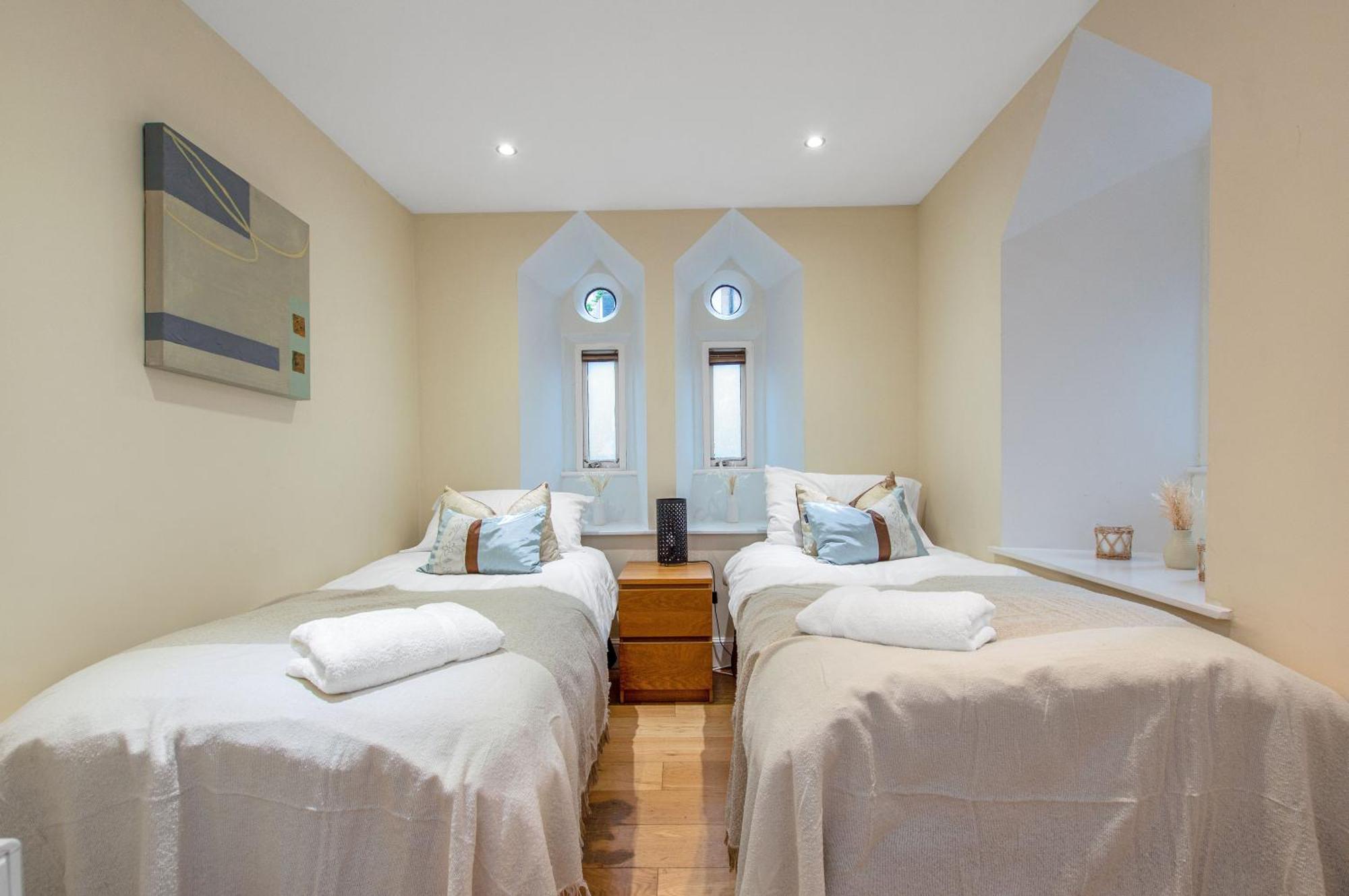 Apartment Stylish & Modern 2 Bedroom Ground Floor Close To Centre In Stunning Converted Church - Near Haymarket Train Station - Sleeps Up To 5 Guests *