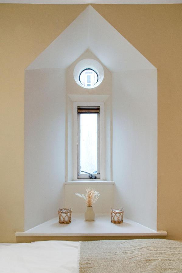 Stylish & Modern 2 Bedroom Ground Floor Close To Centre In Stunning Converted Church - Near Haymarket Train Station - Sleeps Up To 5 Guests EDI