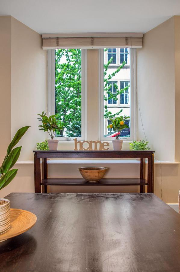 Stylish & Modern 2 Bedroom Ground Floor Close To Centre In Stunning Converted Church - Near Haymarket Train Station - Sleeps Up To 5 Guests Apartment *