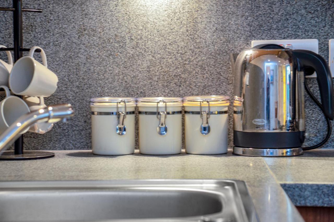 Stylish & Modern 2 Bedroom Ground Floor Close To Centre In Stunning Converted Church - Near Haymarket Train Station - Sleeps Up To 5 Guests Apartment EDI