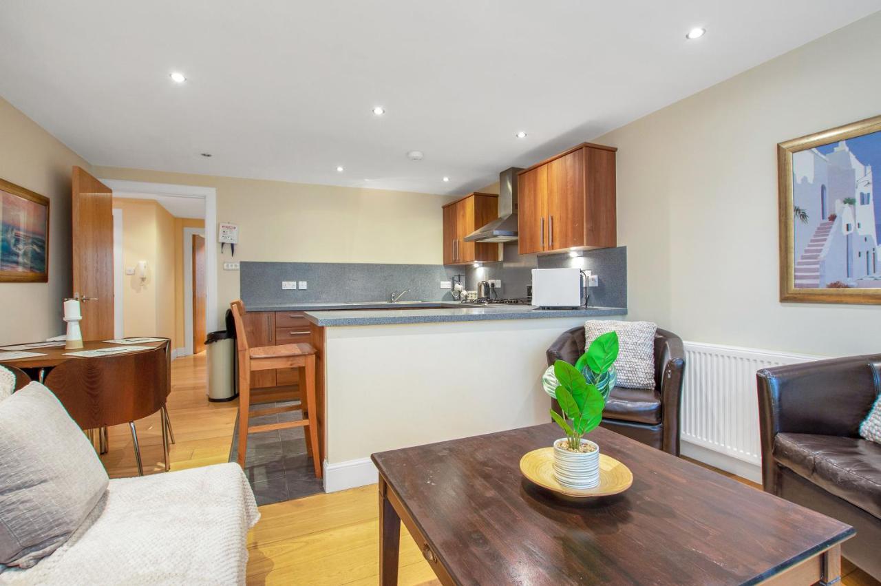 Stylish & Modern 2 Bedroom Ground Floor Close To Centre In Stunning Converted Church - Near Haymarket Train Station - Sleeps Up To 5 Guests *