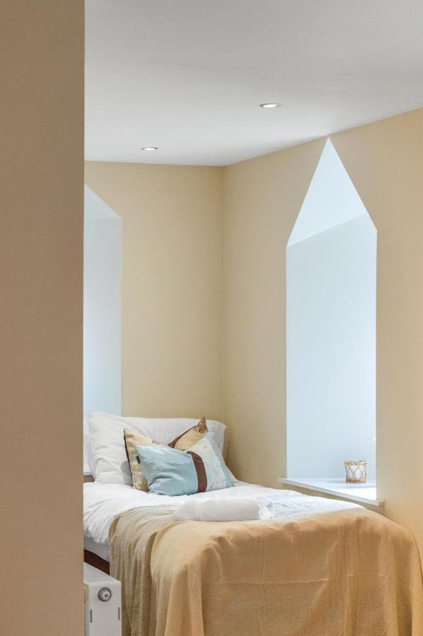 Apartment Stylish & Modern 2 Bedroom Ground Floor Close To Centre In Stunning Converted Church - Near Haymarket Train Station - Sleeps Up To 5 Guests *