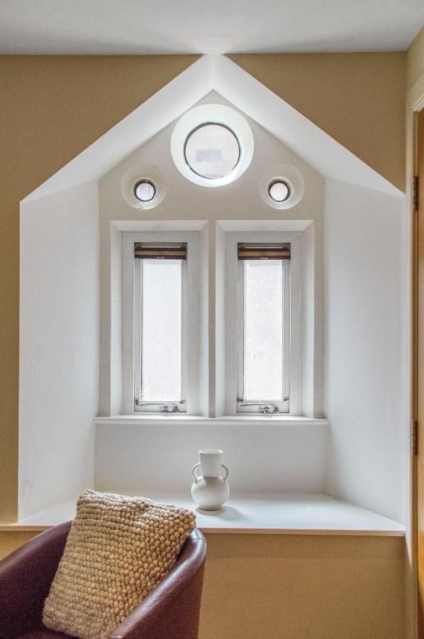 Stylish & Modern 2 Bedroom Ground Floor Close To Centre In Stunning Converted Church - Near Haymarket Train Station - Sleeps Up To 5 Guests Apartment