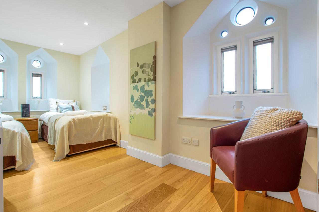 Stylish & Modern 2 Bedroom Ground Floor Close To Centre In Stunning Converted Church - Near Haymarket Train Station - Sleeps Up To 5 Guests * EDI