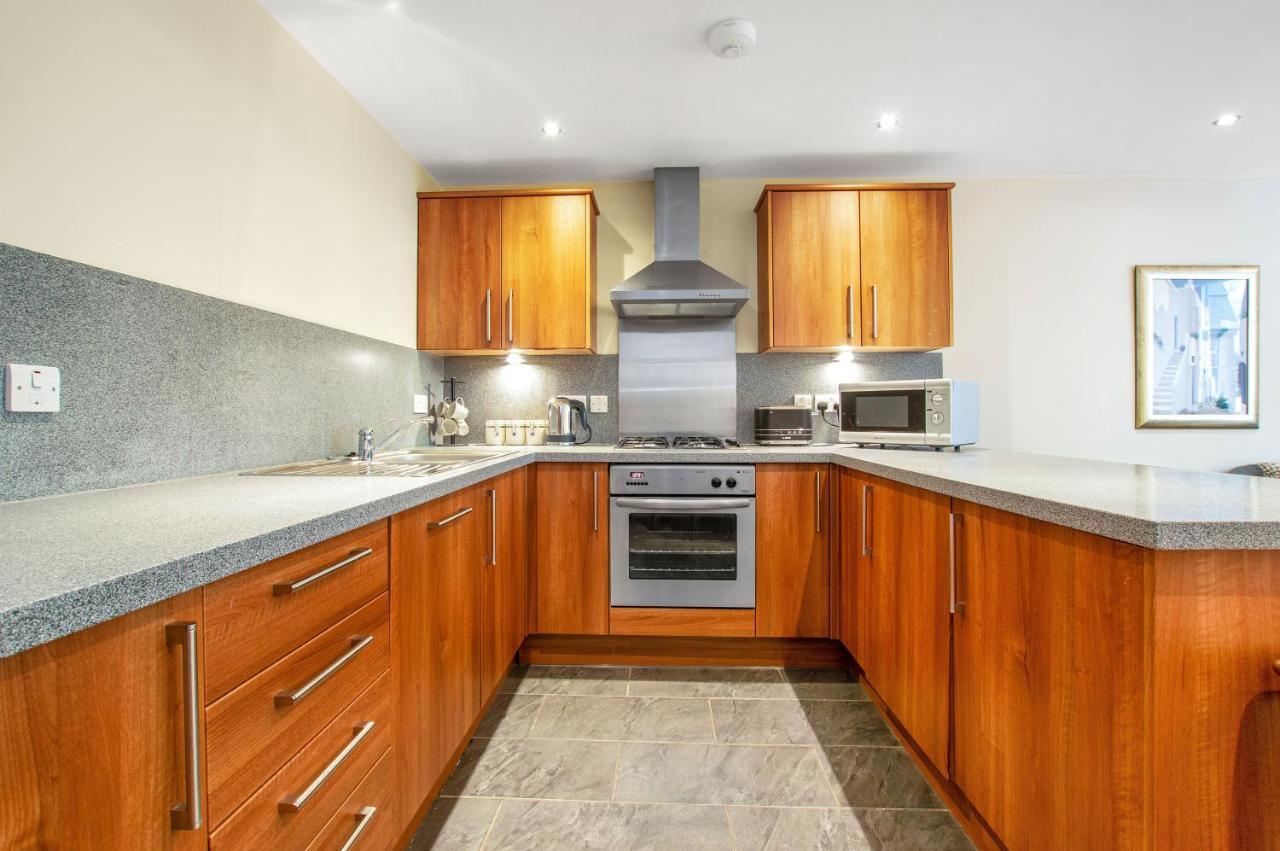 Stylish & Modern 2 Bedroom Ground Floor Close To Centre In Stunning Converted Church - Near Haymarket Train Station - Sleeps Up To 5 Guests