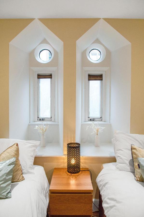 Stylish & Modern 2 Bedroom Ground Floor Close To Centre In Stunning Converted Church - Near Haymarket Train Station - Sleeps Up To 5 Guests *