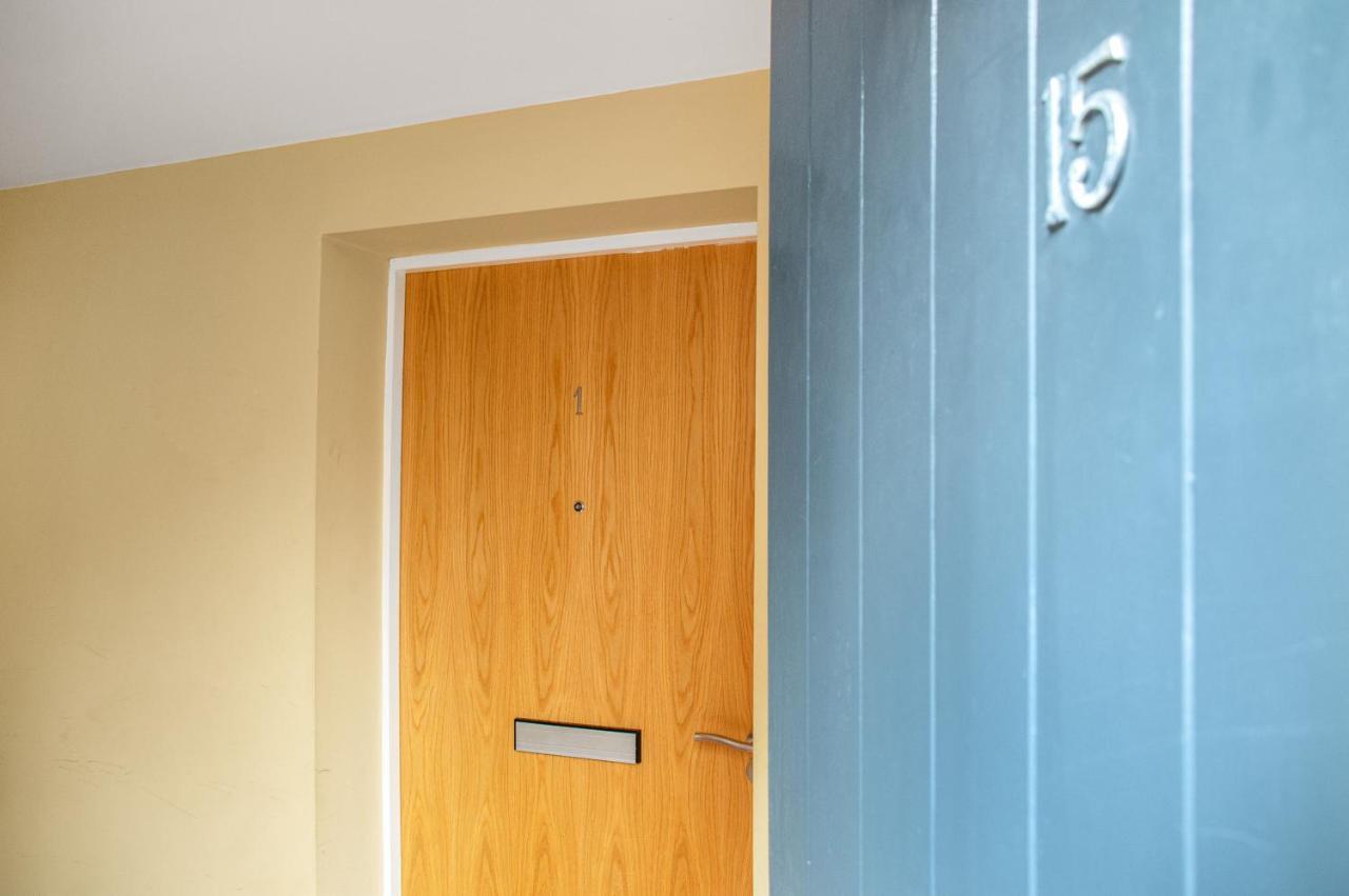Stylish & Modern 2 Bedroom Ground Floor Close To Centre In Stunning Converted Church - Near Haymarket Train Station - Sleeps Up To 5 Guests * EDI