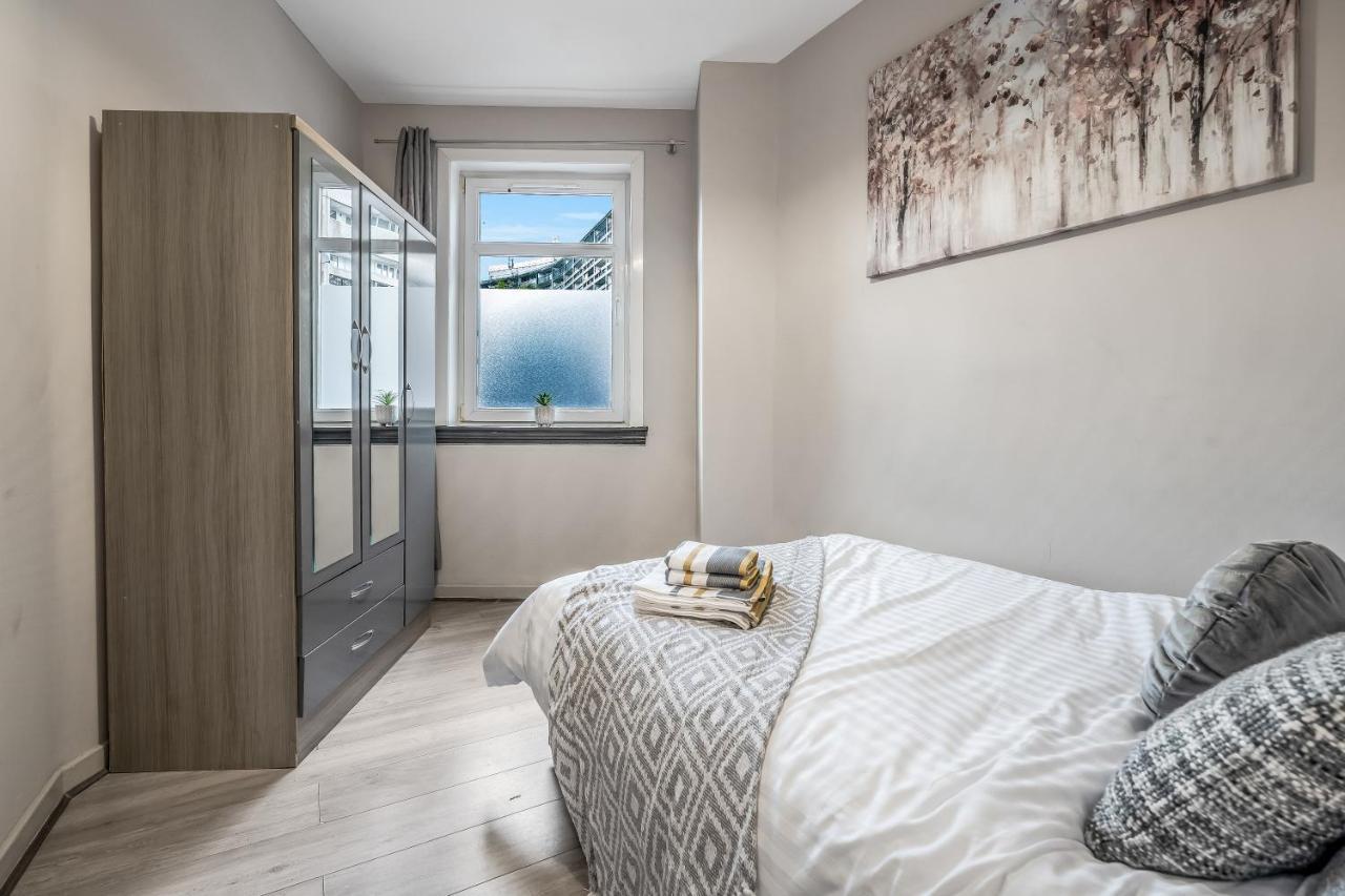 Private Ground Floor Main Door Entrance - Spacious 2 Bedroom - The Shore, Leith * Edinburgh