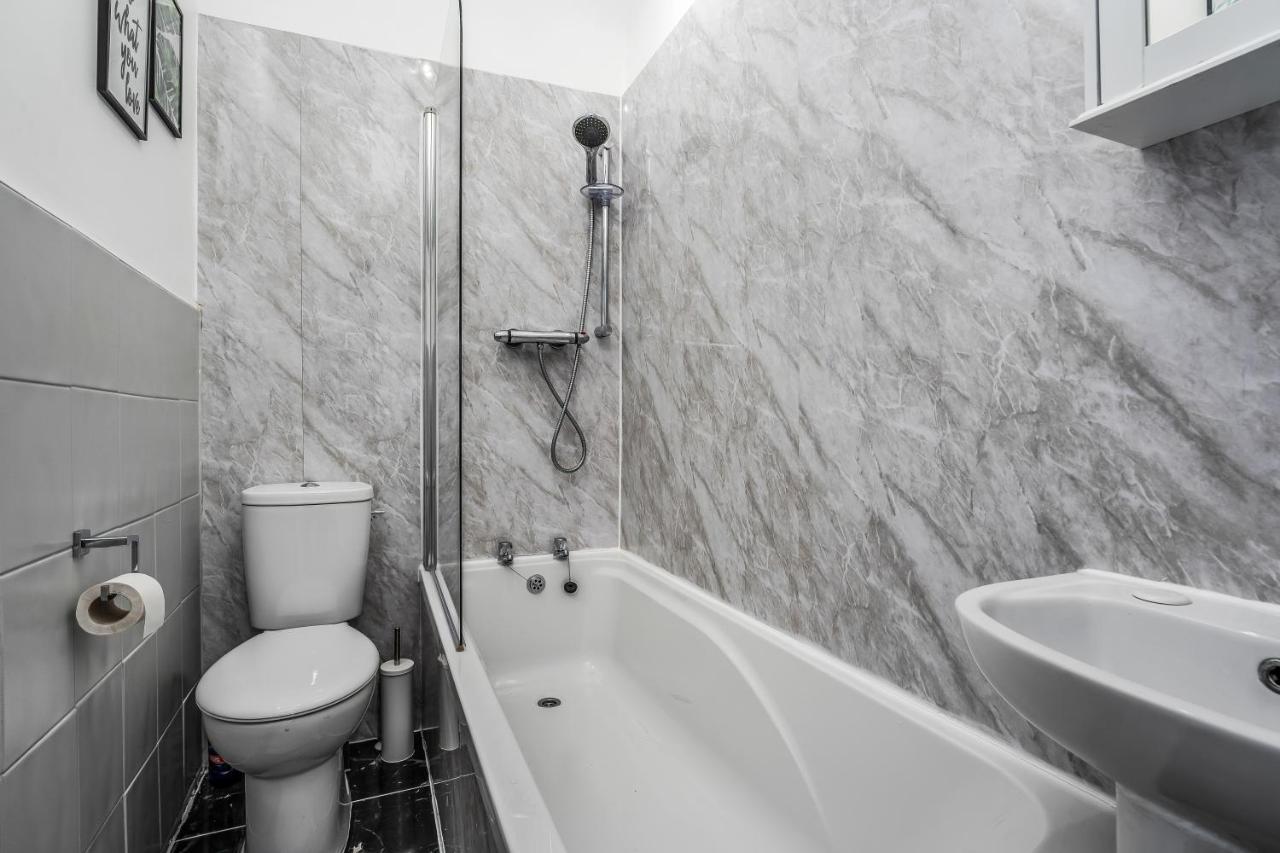 Private Ground Floor Main Door Entrance - Spacious 2 Bedroom - The Shore, Leith * Edinburgh