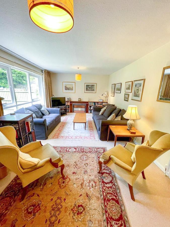 Suburban Bliss In Desirable Trinity, Free Parking *