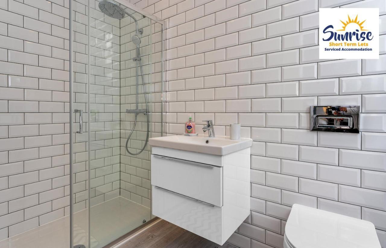 Leith Walk, Is 3 Rooms, King Beds With Tvs, Central Location, Albert Place, Wifi, Sleeps 6, Great For Contractors, Business, Relocation, Groups, Long Stays Welcome, Weekly Or Monthly, Just Ask Sunriseshortlets *