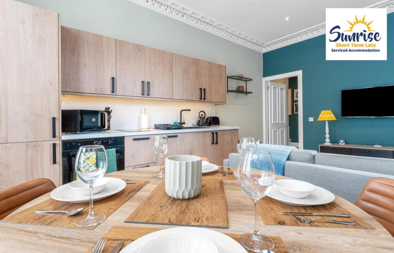 Leith Walk, Is 3 Rooms, King Beds With Tvs, Central Location, Albert Place, Wifi, Sleeps 6, Great For Contractors, Business, Relocation, Groups, Long Stays Welcome, Weekly Or Monthly, Just Ask Sunriseshortlets