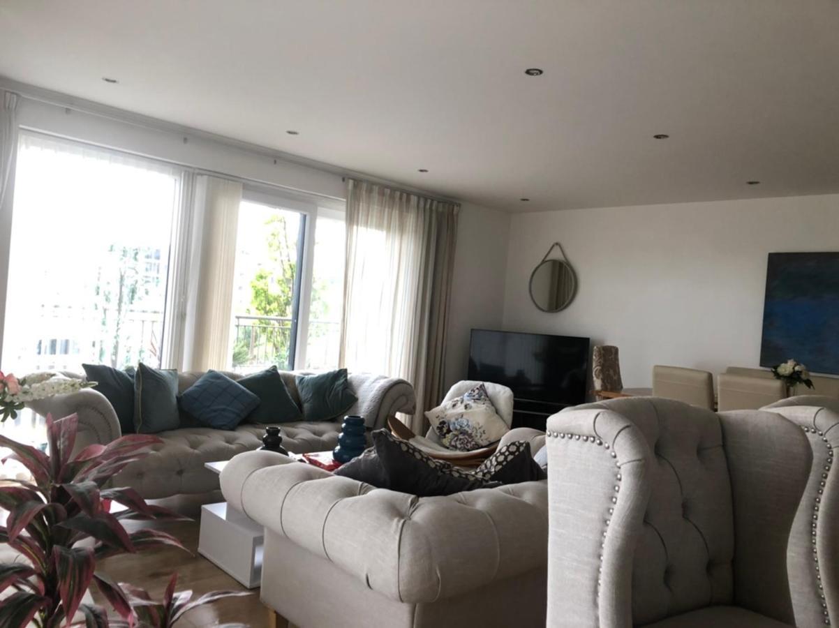Stunning 3 Large Bedrooms 2 Bathrooms In Harbour * EDI