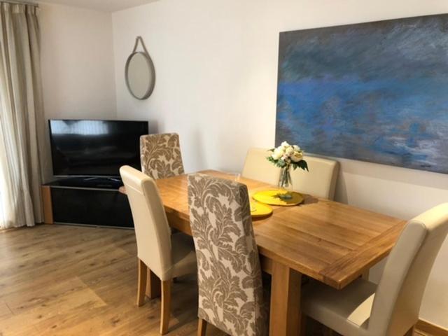 Stunning 3 Large Bedrooms 2 Bathrooms In Harbour Apartment